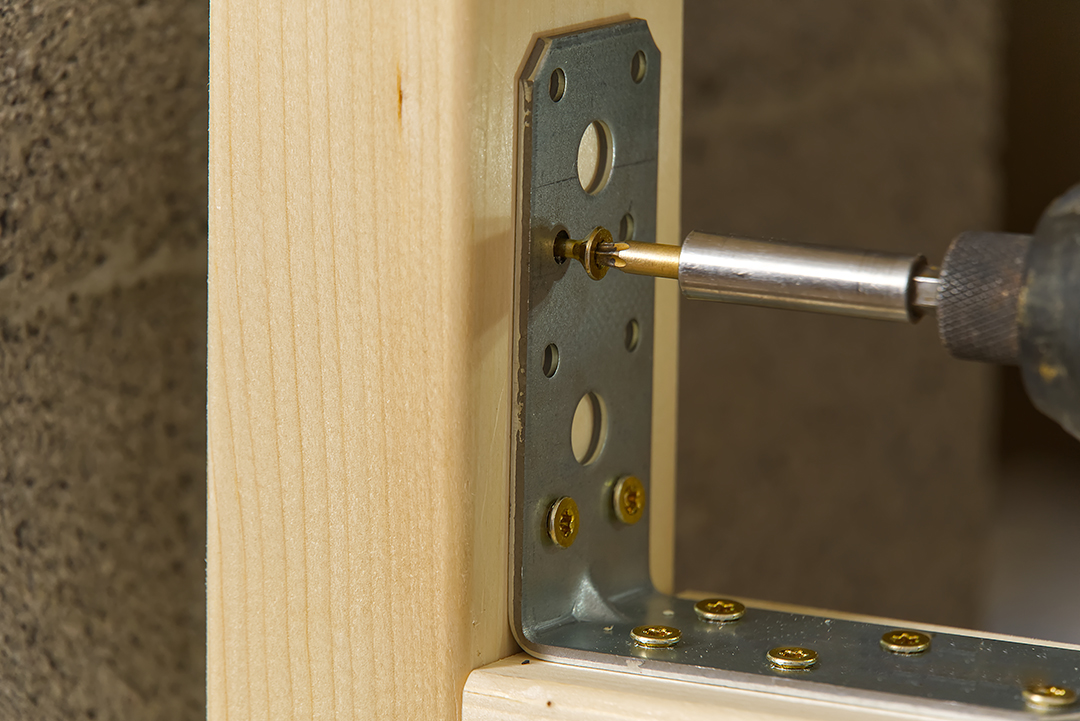 摄图网_325448750_手工艺人持有便携式螺丝刀 用于修理金属角 在木板上搞螺丝乐器作坊建筑木头钻头家具桌子承包商领带木匠(企业商用).jpg