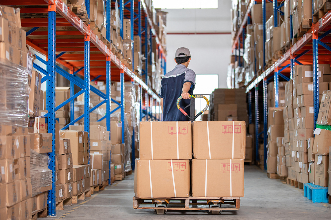 摄图网_501641114_物流工人拉货(企业商用).jpg